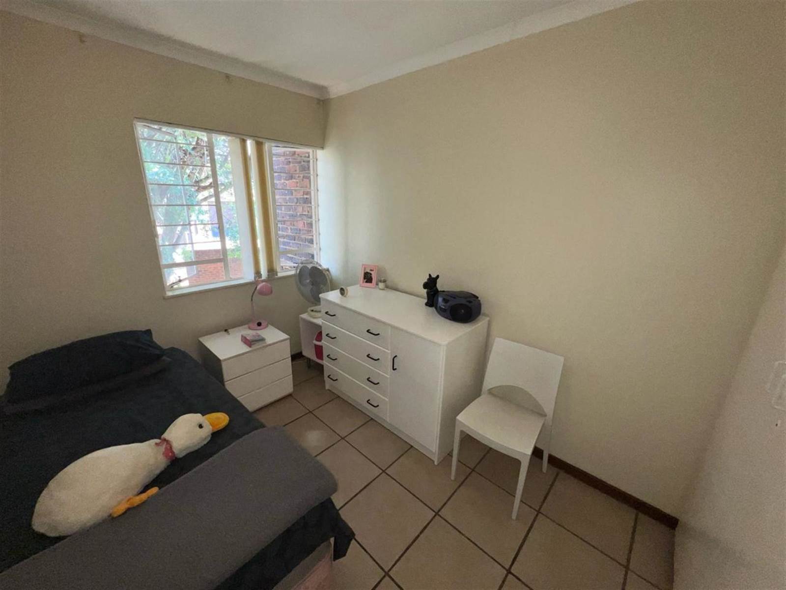 2 Bed Townhouse in Garsfontein photo number 17
