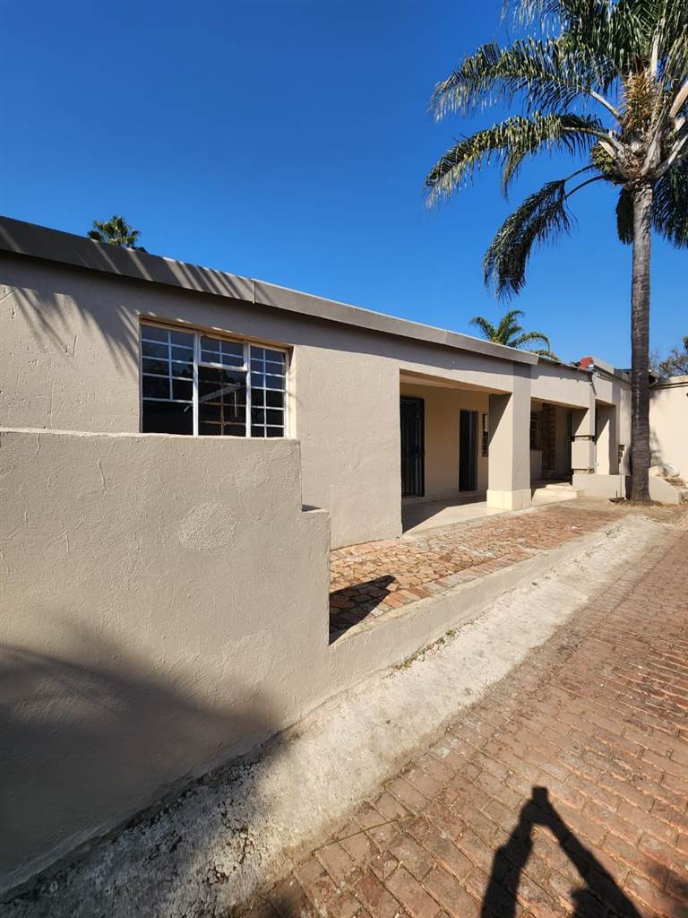 8 Bed House in Pretoria West photo number 2
