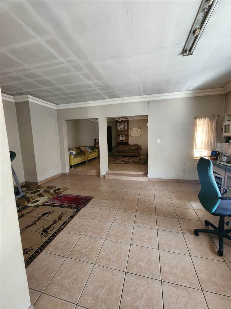 8 Bed House in Pretoria West photo number 8