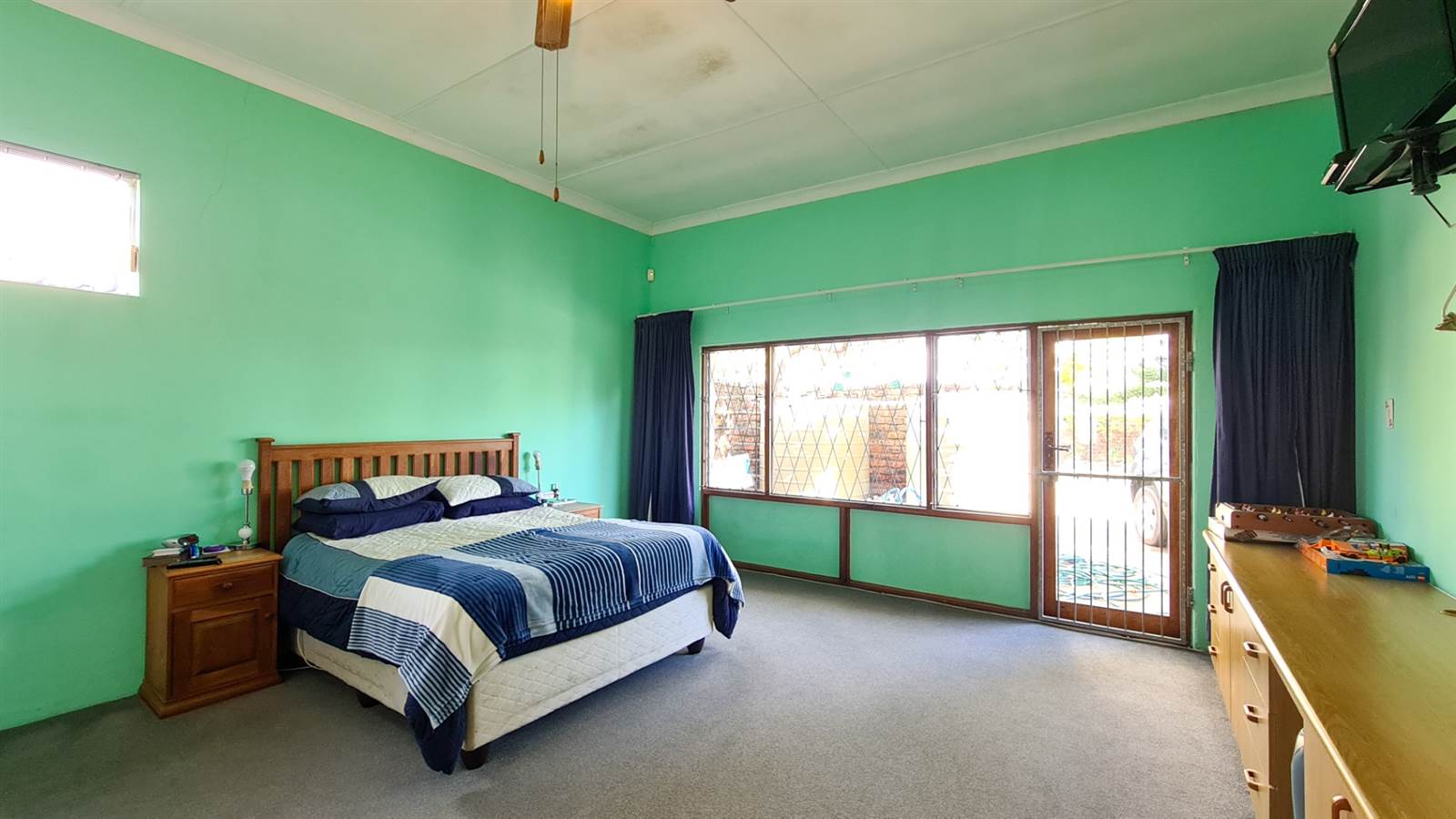 4 Bed House in Beacon Bay photo number 12