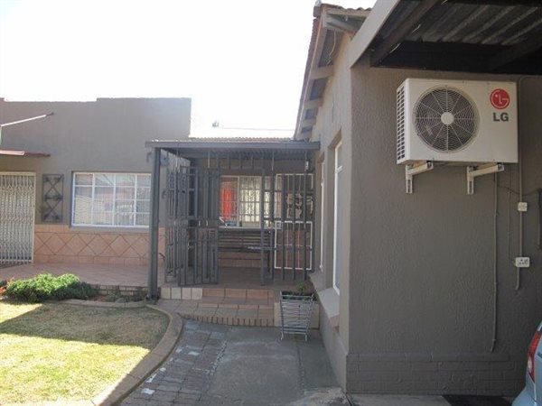 2 Bed House in Selection Park