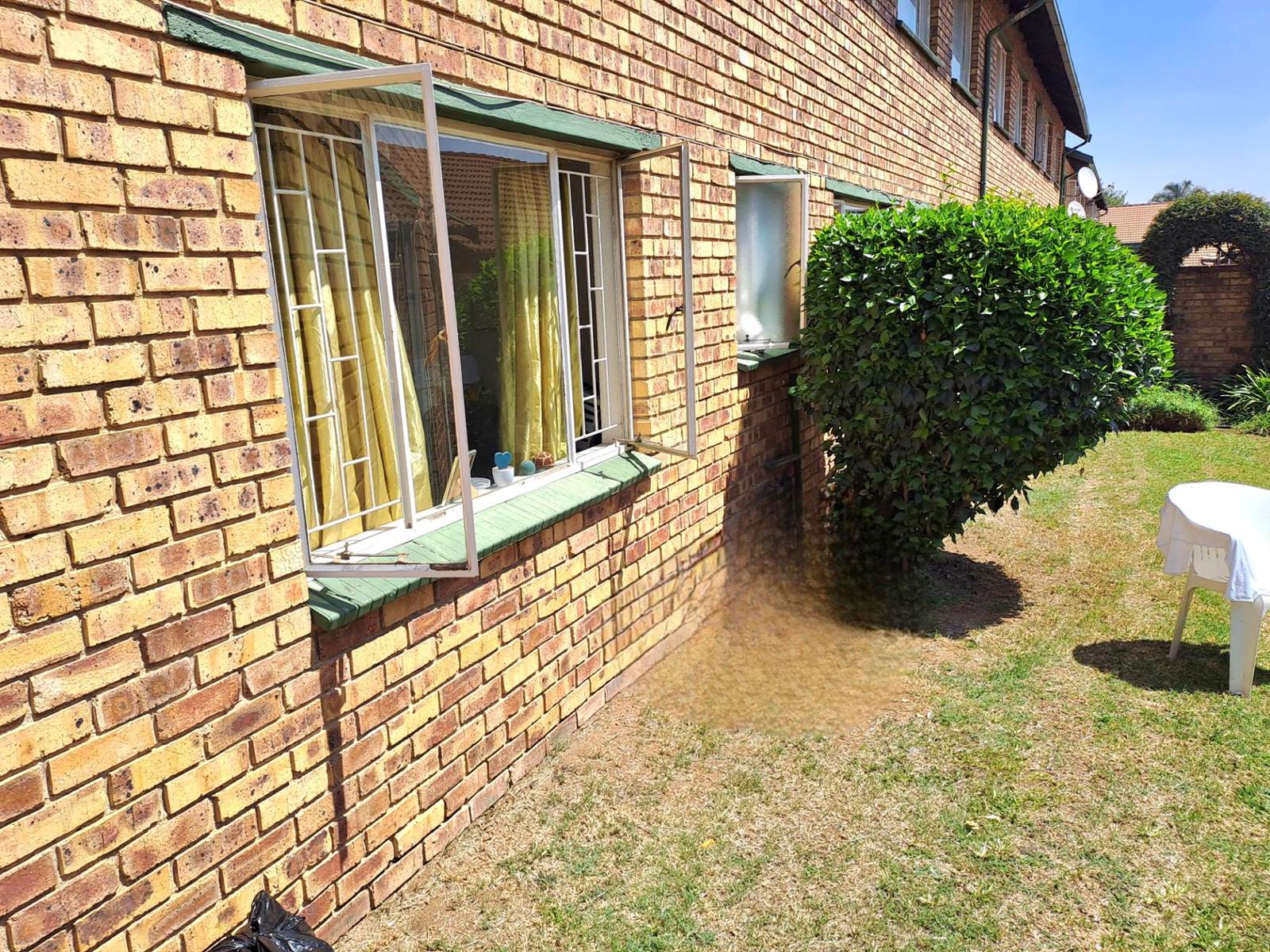 3 Bed Townhouse in Kempton Park Central photo number 1