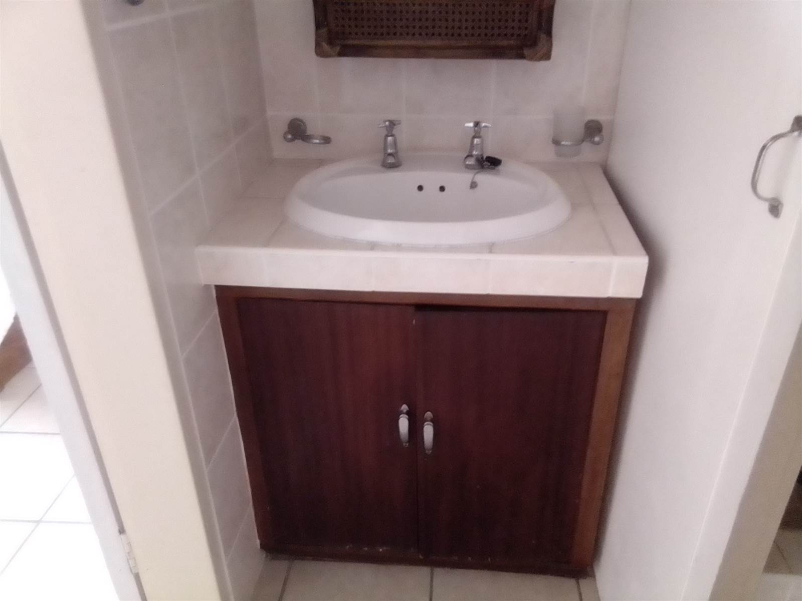 2 Bed Flat in Uvongo photo number 7