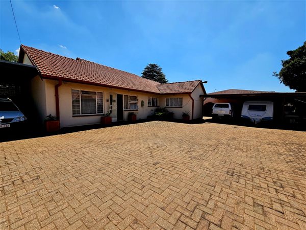 4 Bed House in Helikon Park