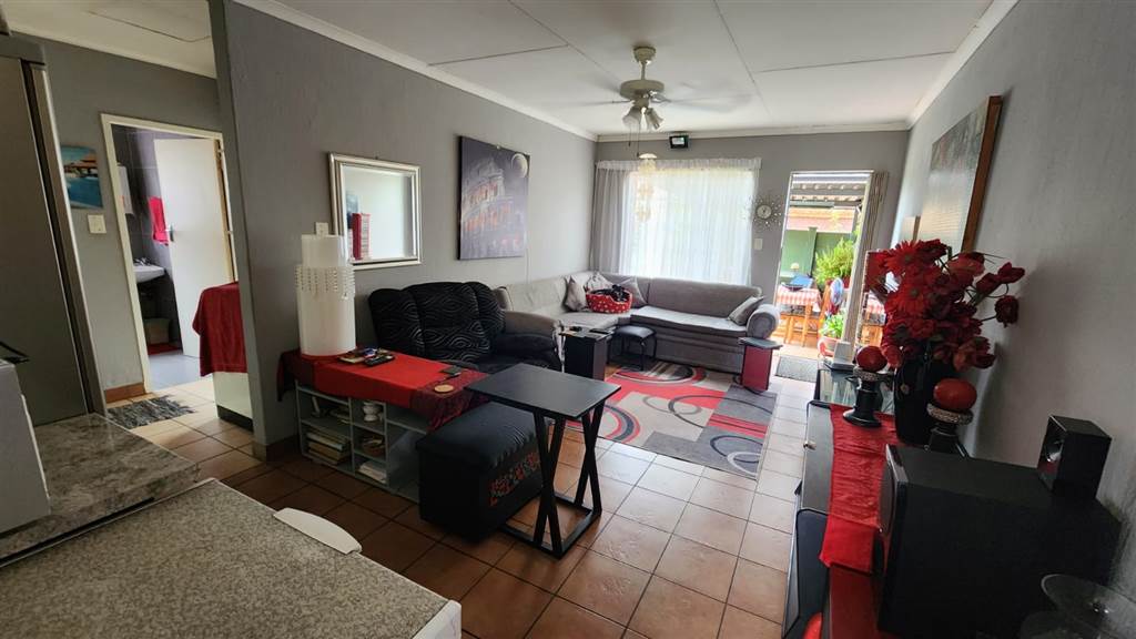 2 Bed Townhouse in Doornpoort and surrounds photo number 9