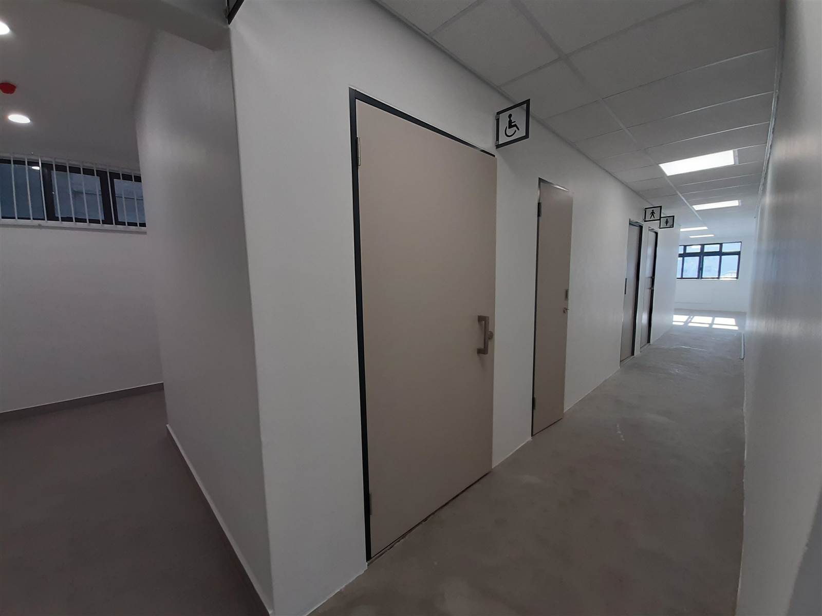 335  m² Commercial space in Cape Town City Centre photo number 9