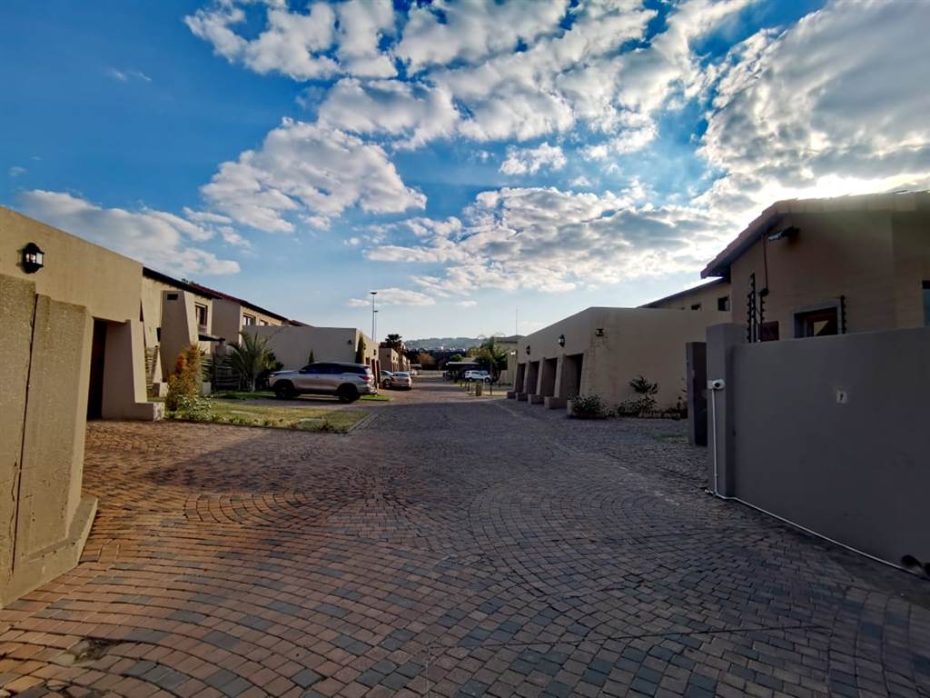 3 Bed Duplex in Waterval East photo number 2