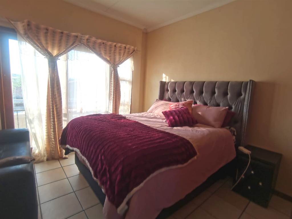 3 Bed Duplex in Waterval East photo number 12