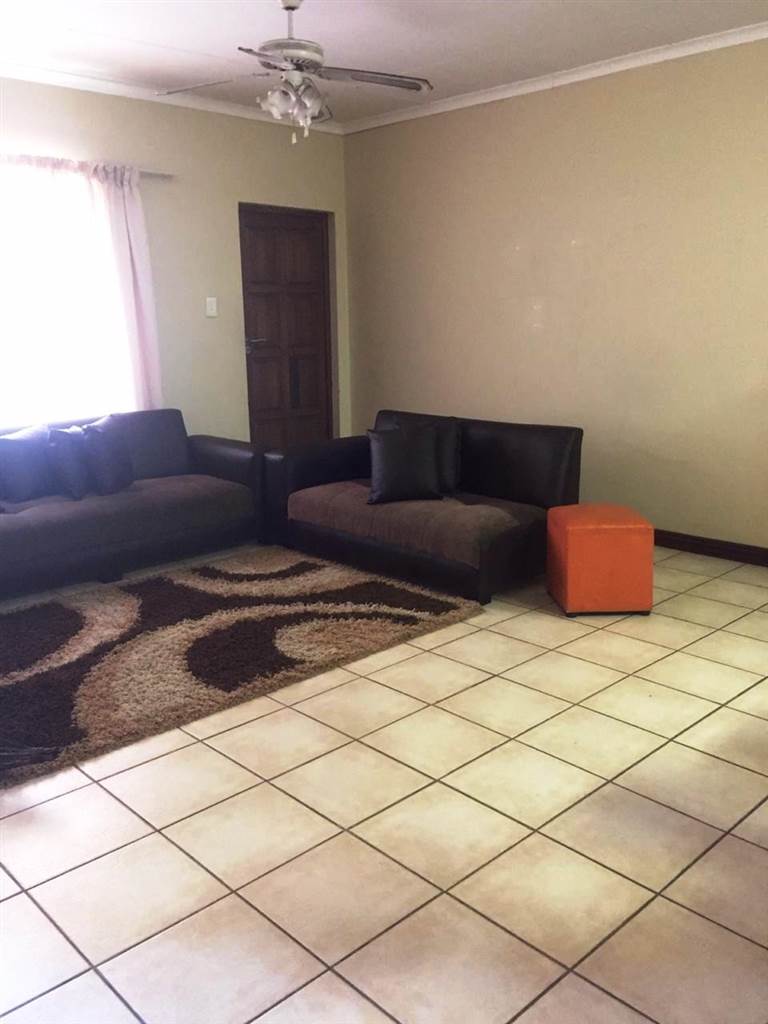 2 Bed Flat in Rustenburg Central photo number 2