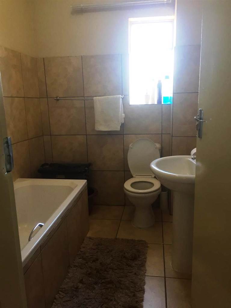 2 Bed Flat in Rustenburg Central photo number 6