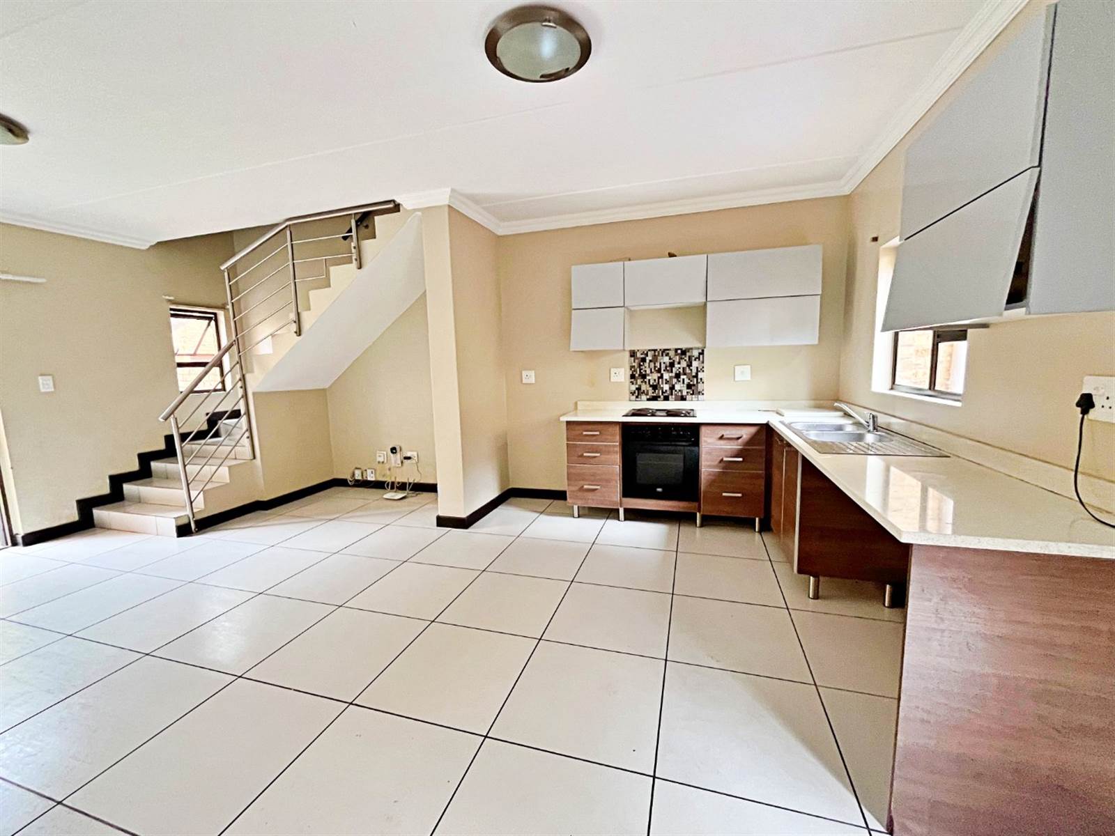 2 Bed Apartment in Rooihuiskraal North photo number 3
