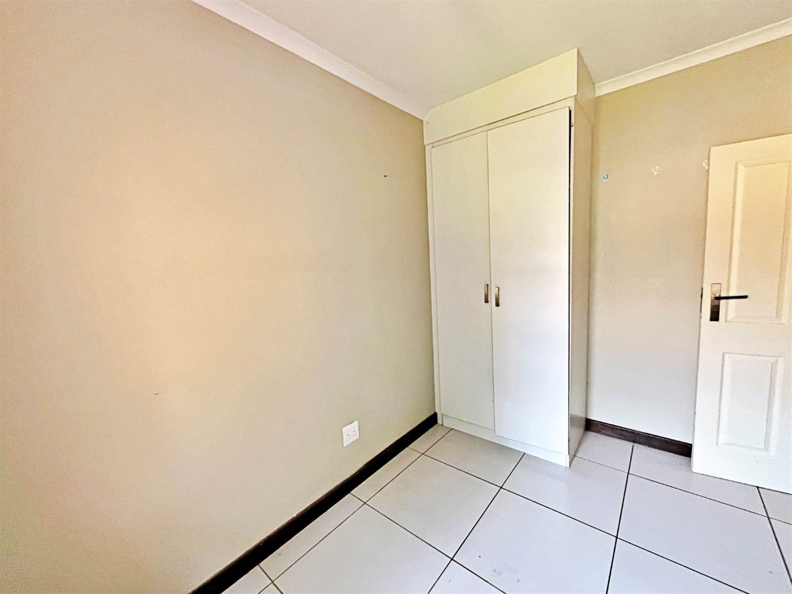2 Bed Apartment in Rooihuiskraal North photo number 9