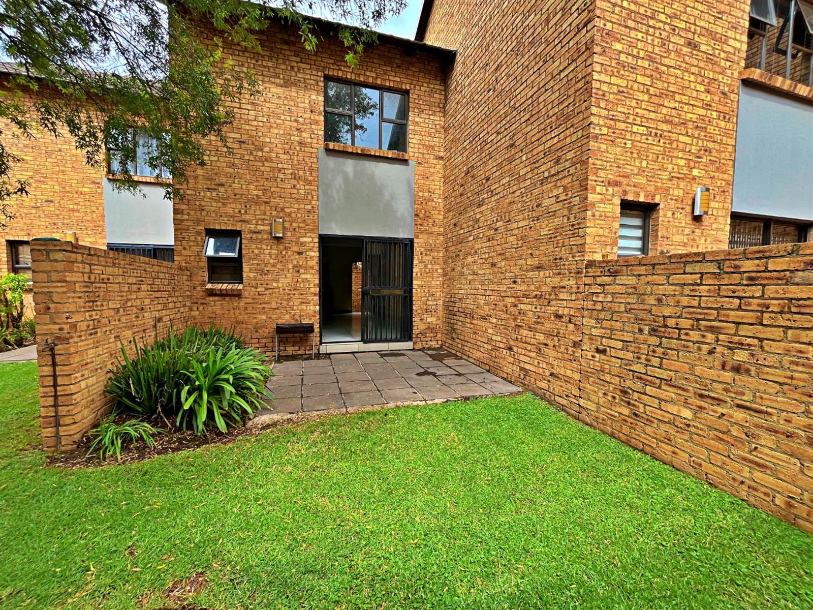 2 Bed Apartment in Rooihuiskraal North photo number 2