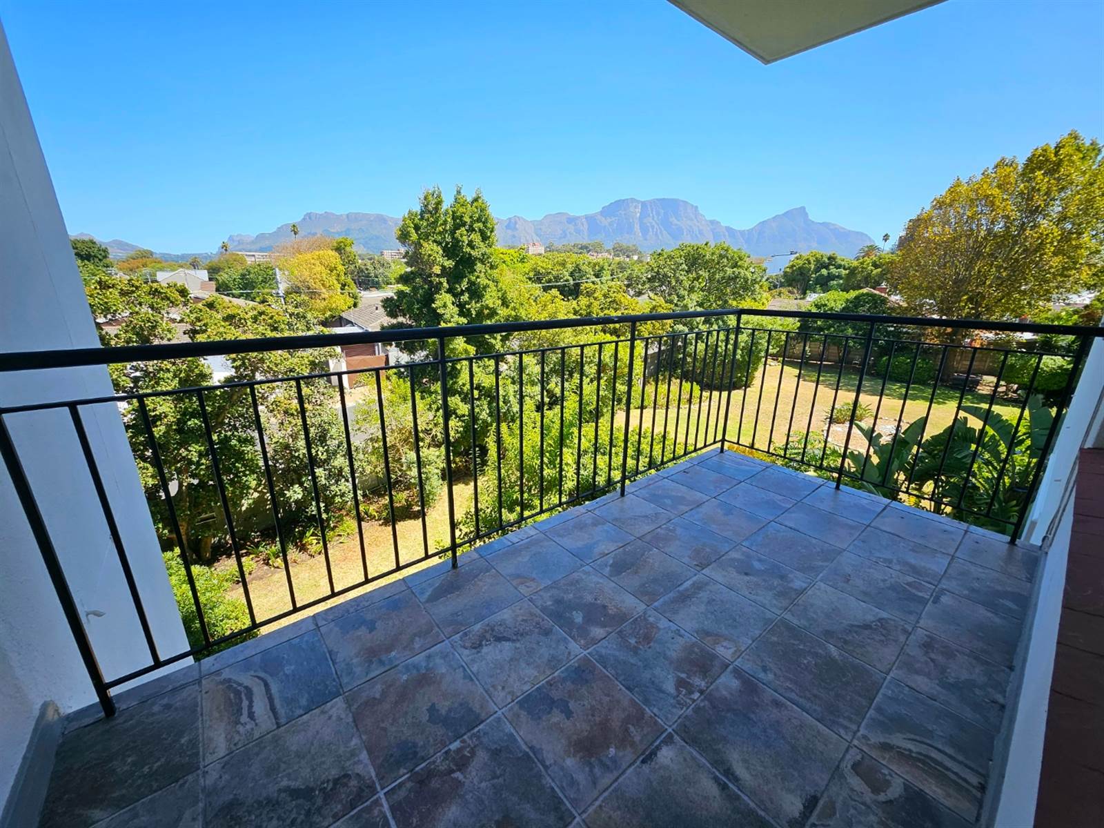 2 Bed Apartment in Wynberg Upper photo number 3