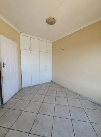 2 Bed Apartment in Randfontein Central photo number 6