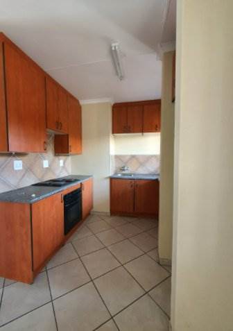 2 Bed Apartment in Randfontein Central photo number 3
