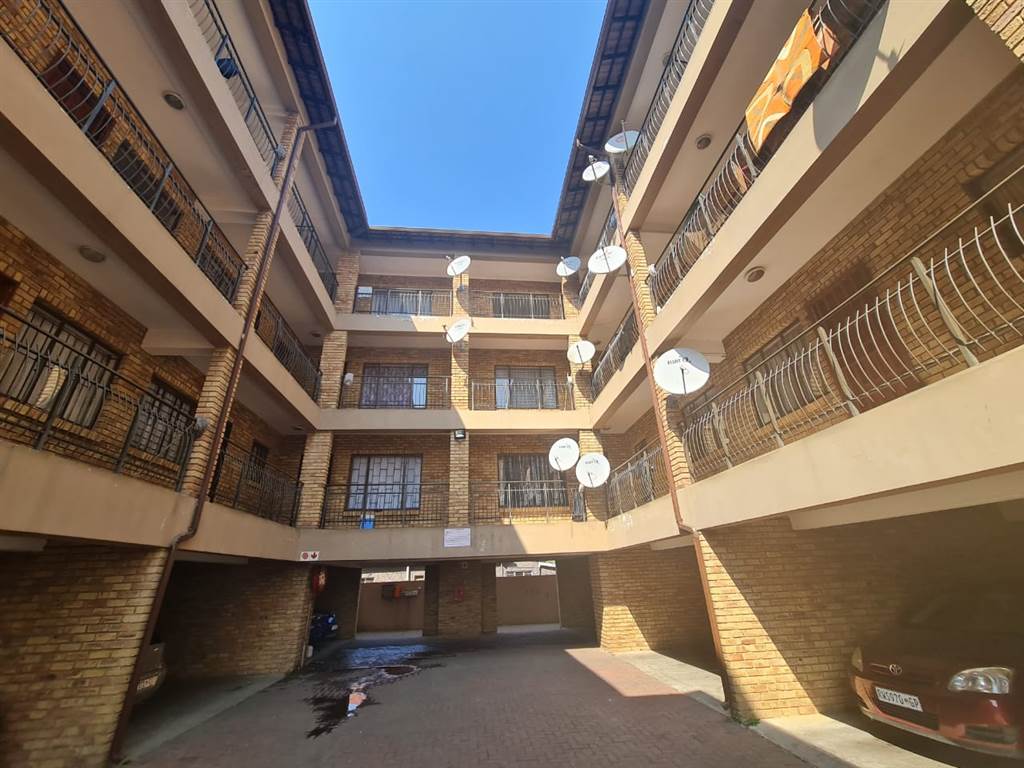 2 Bed Apartment in Randfontein Central photo number 11