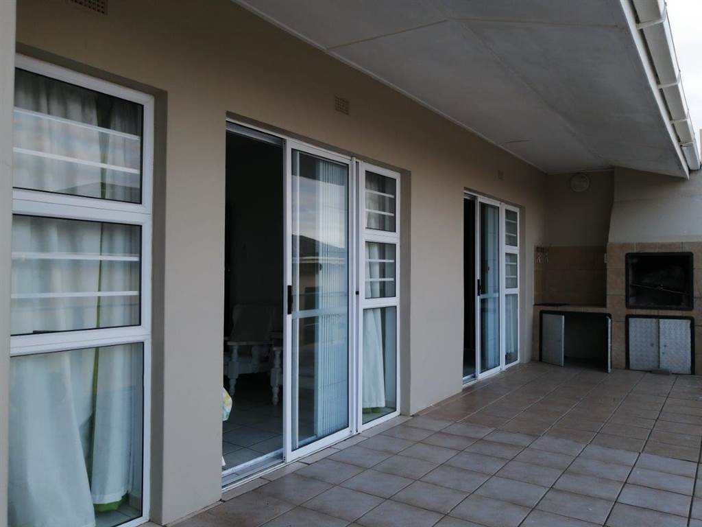 3 Bed Apartment in Uvongo photo number 10