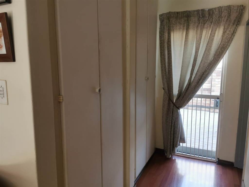 2 Bed Apartment in Pollak Park photo number 13