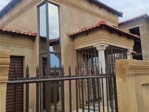 3 Bed House in Golden Gardens