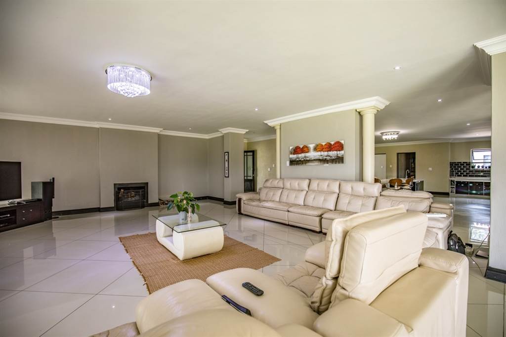 8 Bed House in Mooikloof Heights photo number 9