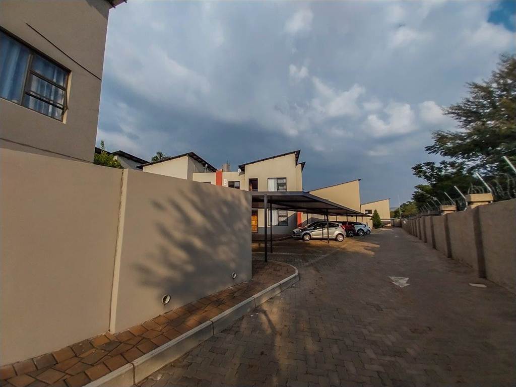 1 Bed Townhouse in Hartbeespoort Dam photo number 15