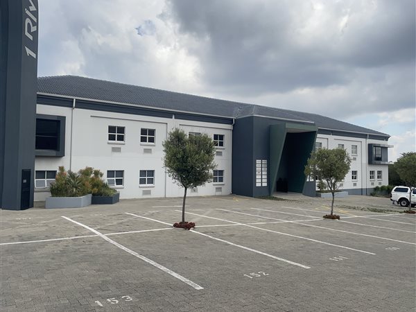 586  m² Commercial space