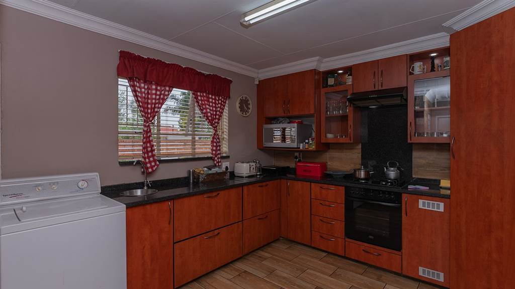 4 Bed House in Glen Marais photo number 7