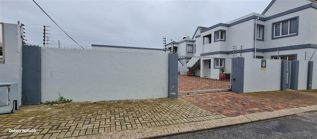 12 Bed House in Jeffreys Bay photo number 3