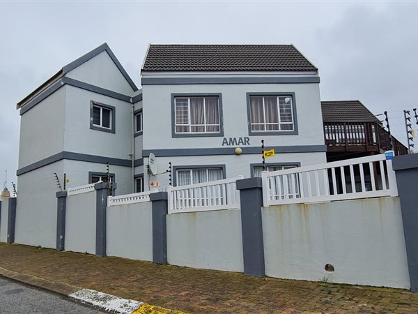 12 Bed House in Jeffreys Bay