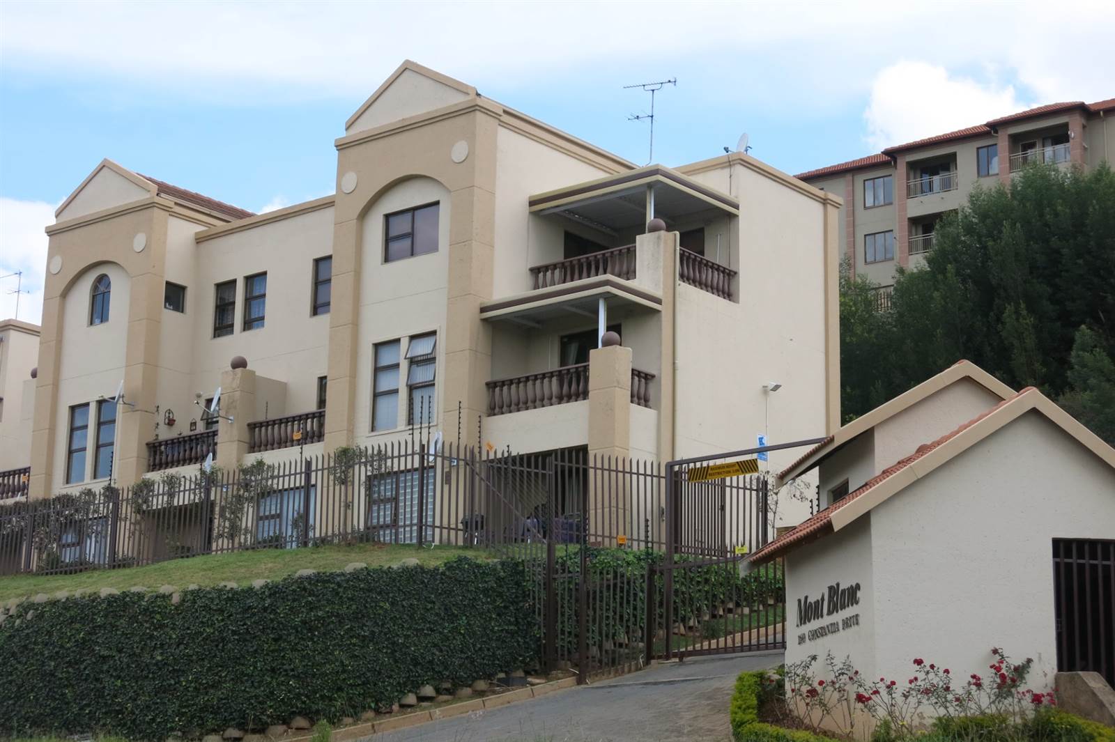 1 Bed Apartment in Constantia Kloof photo number 10