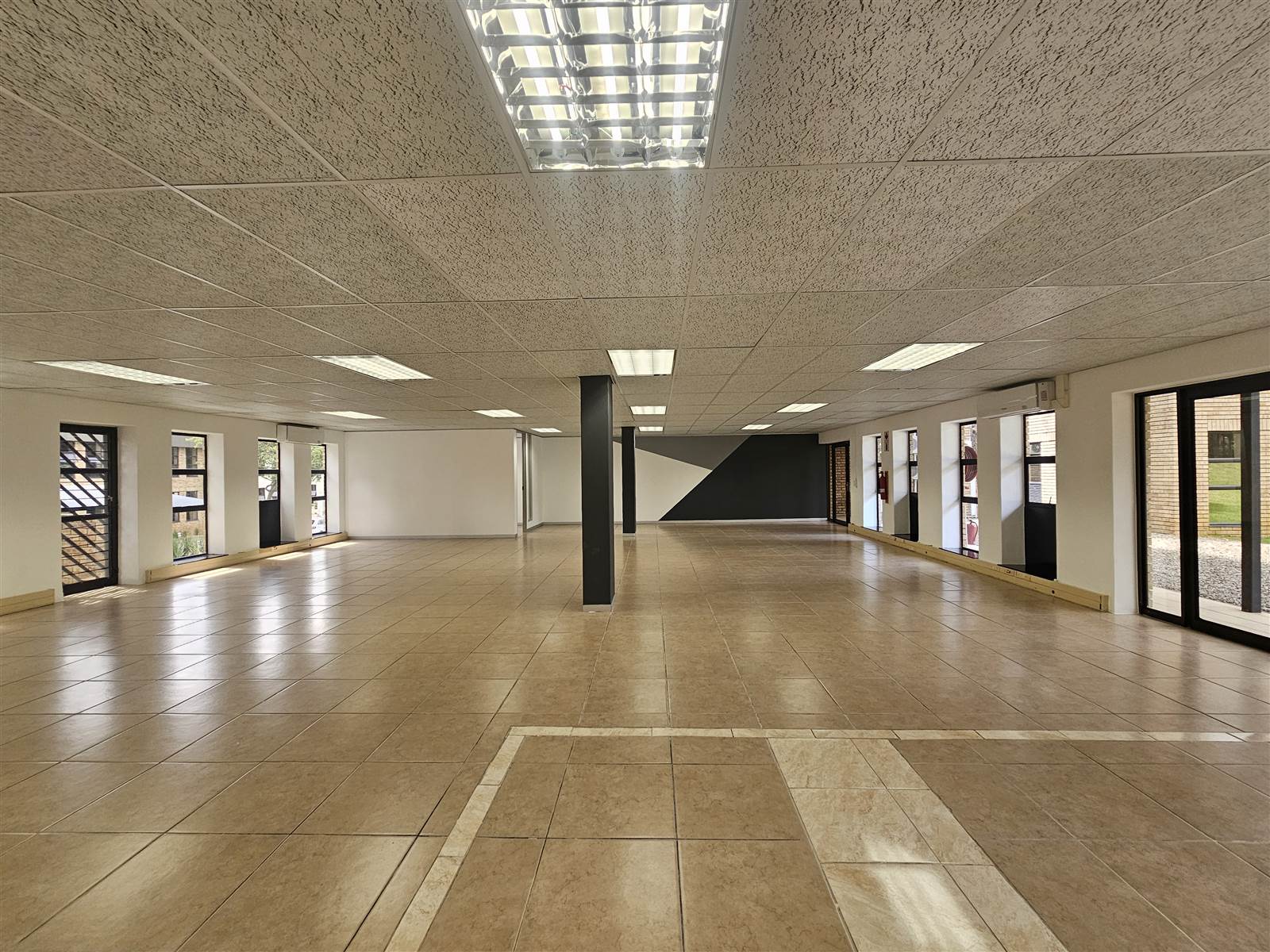 229  m² Commercial space in Hurlingham photo number 2