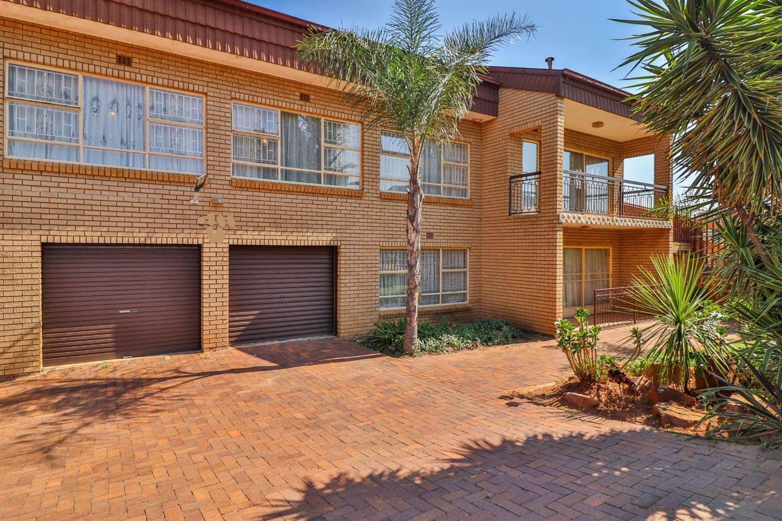 7 Bed House in Lenasia South photo number 2