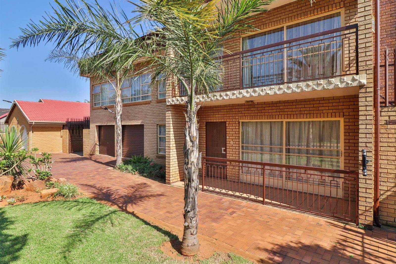 7 Bed House in Lenasia South photo number 3