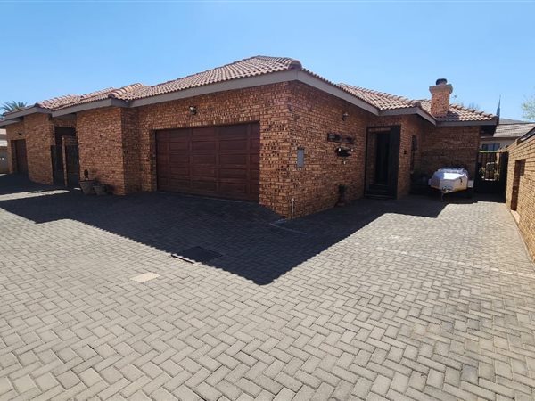3 Bedroom Townhouse 3 Bedroom Townhouse
