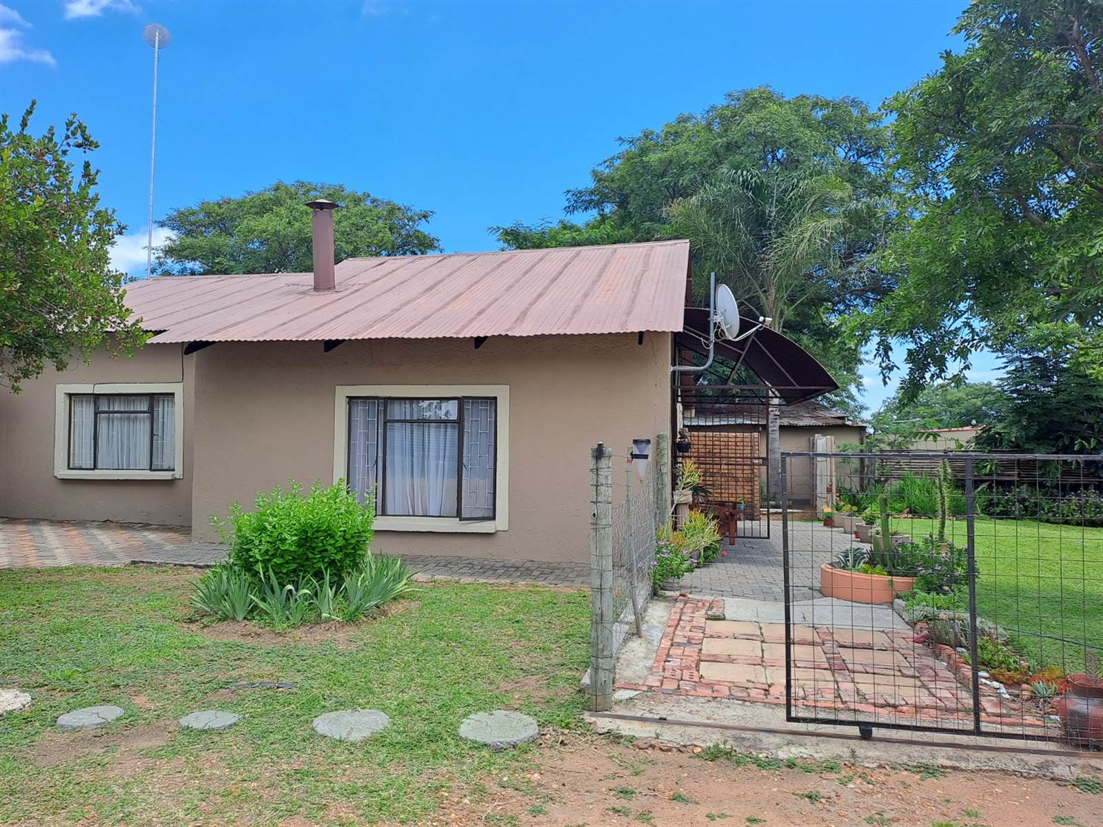 2 Bed House in Polokwane Central photo number 2