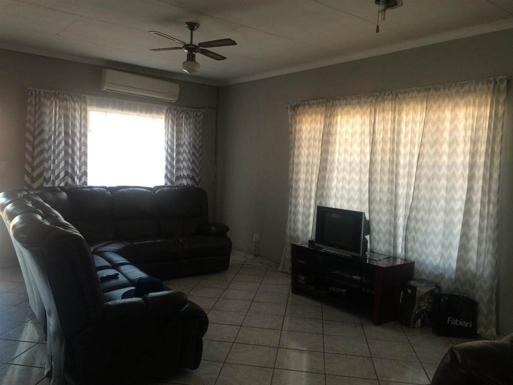 3 Bed House in Azaleapark photo number 3