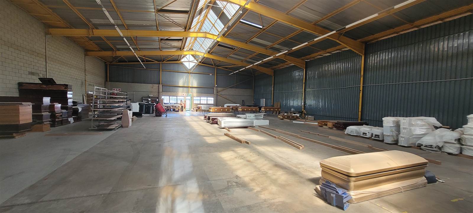 2100  m² Industrial space in Robertville photo number 2
