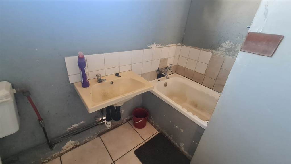 3 Bed House in Umlazi photo number 8