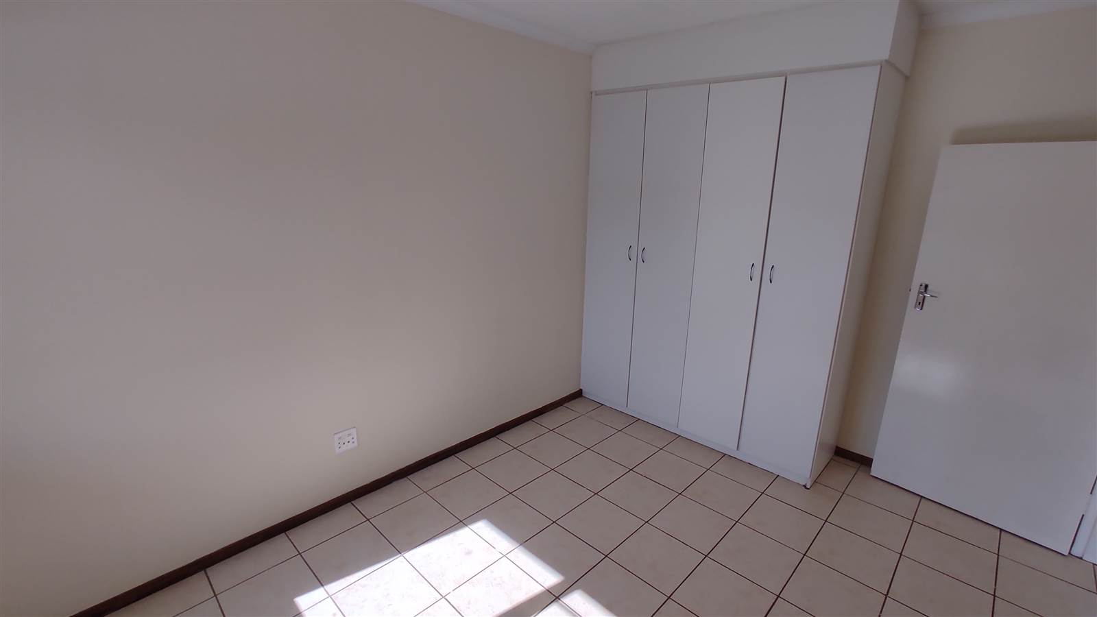 2 Bed Apartment in Sinoville photo number 8