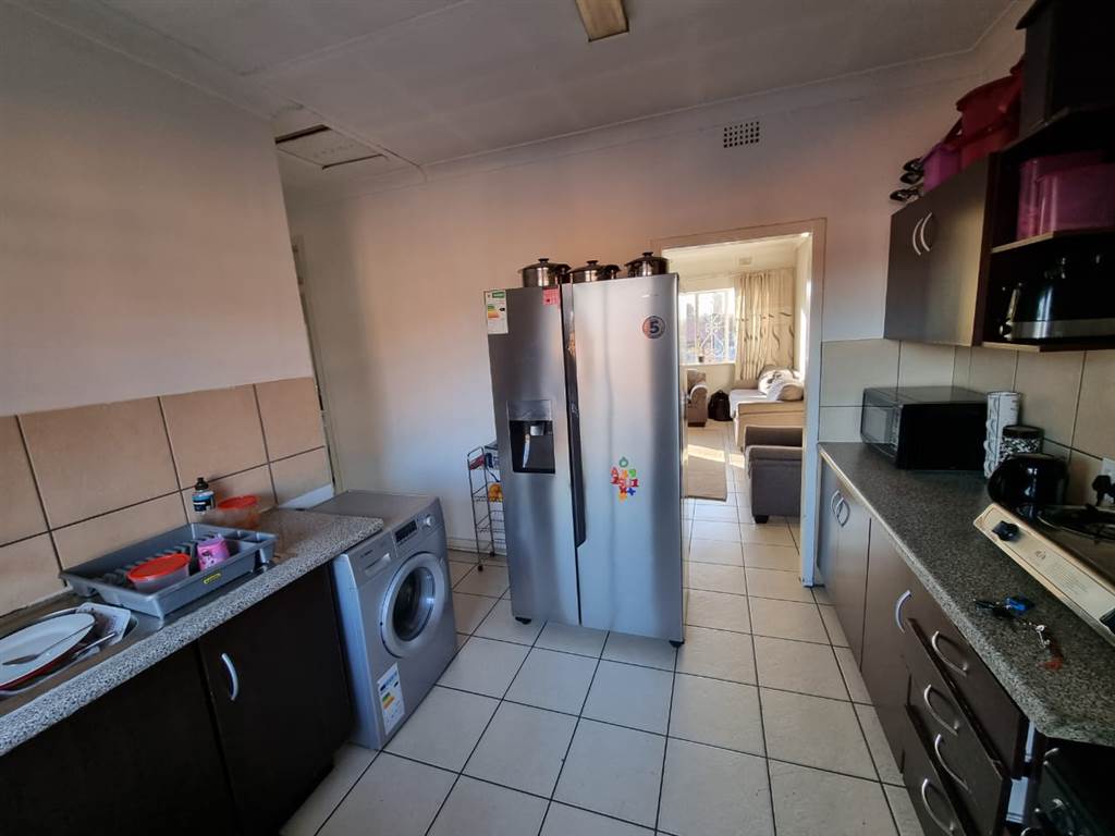 3 Bed Apartment in Rosettenville photo number 3
