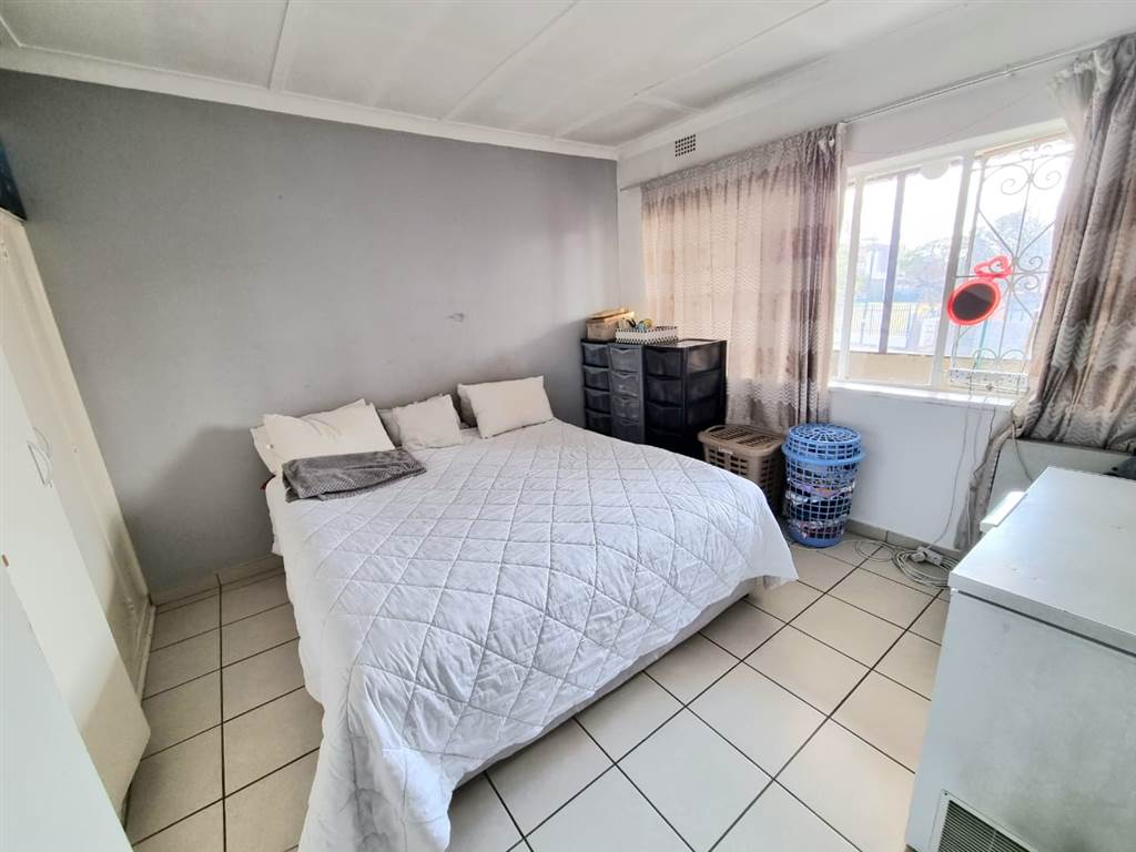 3 Bed Apartment in Rosettenville photo number 7