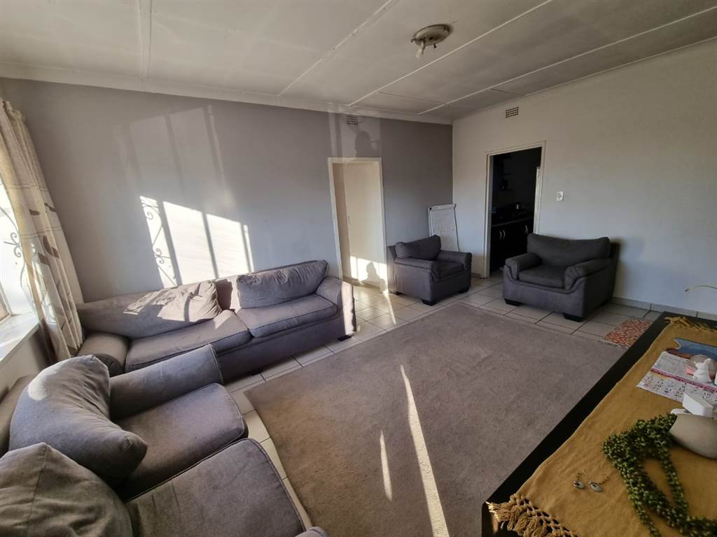 3 Bed Apartment in Rosettenville photo number 4