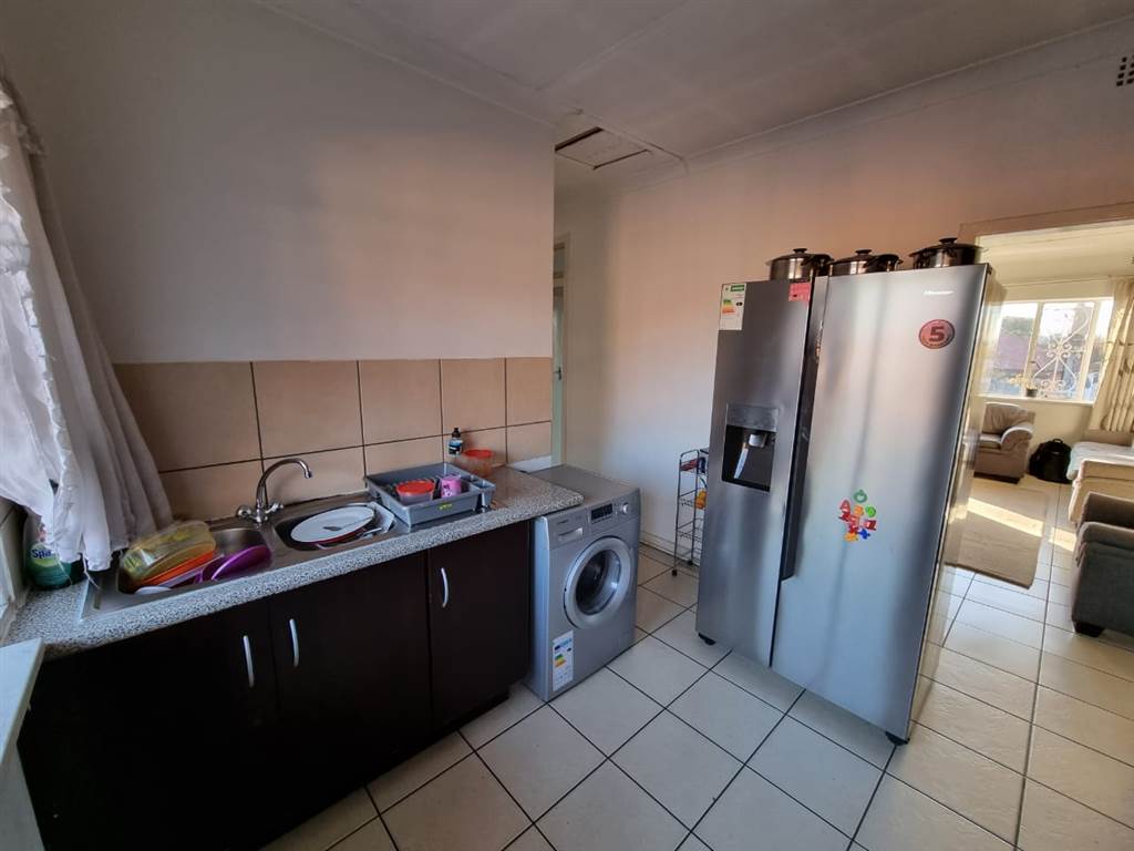 3 Bed Apartment in Rosettenville photo number 2
