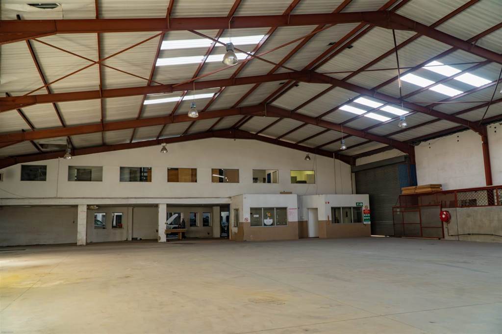 600  m² Industrial space in City West photo number 1