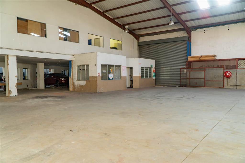 600  m² Industrial space in City West photo number 2