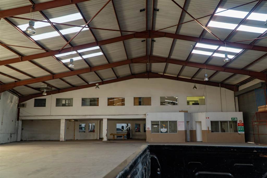 600  m² Industrial space in City West photo number 8