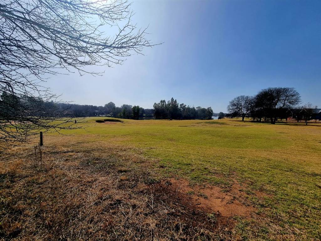 652 m² Land available in Vaal de Grace Golf Estate photo number 3