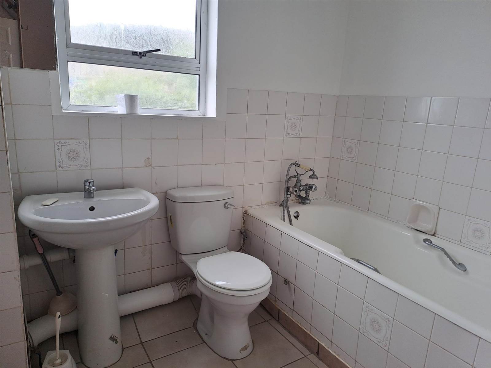 2 Bed Flat in Athlone Park photo number 9