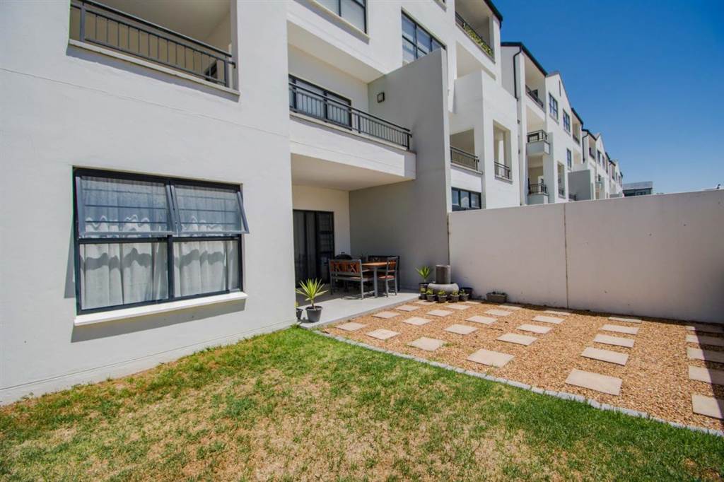 3 Bed Apartment in Somerset West Central photo number 11
